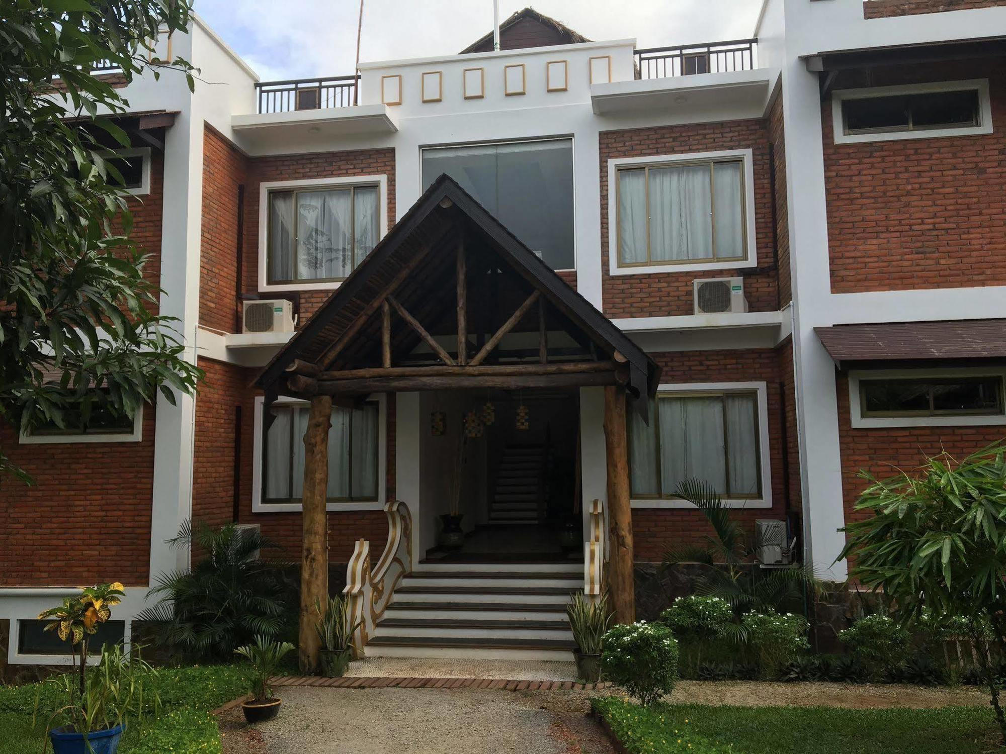 Hotel Queen Jamadevi Moulmein Exterior foto